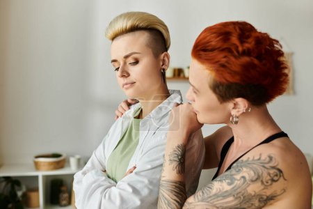 Téléchargez les photos : Deux femmes passionnément encrées se tiennent ensemble, mettant en valeur leurs magnifiques tatouages et leur lien commun. - en image libre de droit