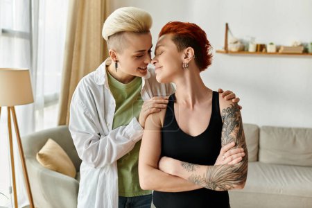 Zwei Frauen, ein lesbisches Paar mit kurzen Haaren, umarmen sich zärtlich in ihrem gemütlichen Wohnzimmer und zeigen Liebe und Einheit.