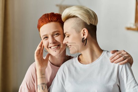 Ein lesbisches Paar mit rasierten Köpfen posiert selbstbewusst im Schlafzimmer, umarmt ihren einzigartigen Stil und zelebriert ihren LGBT-Lebensstil.
