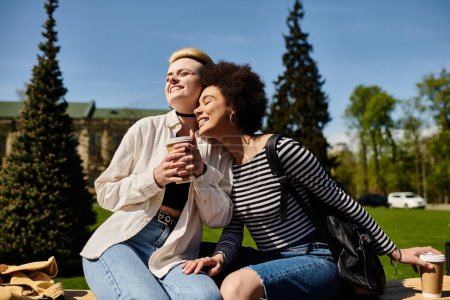 Ein Paar junger Frauen genießt einen friedlichen Moment auf einer Parkbank.