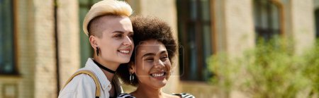 Téléchargez les photos : Une paire de jeunes femmes, partagent des sourires lumineux tout en marchant ensemble près d'un campus universitaire. - en image libre de droit