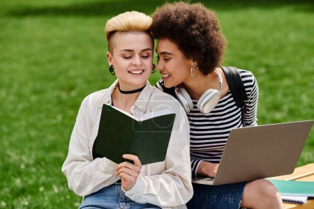 Zwei junge Frauen sitzen auf einer Bank, in ein Buch vertieft, und genießen einen friedlichen Moment des gemeinsamen Lesens und der Geselligkeit.