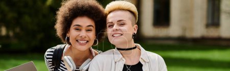 Téléchargez les photos : Deux jeunes étudiantes s'assoient côte à côte, mettant en valeur leur bonheur et leur amour - en image libre de droit