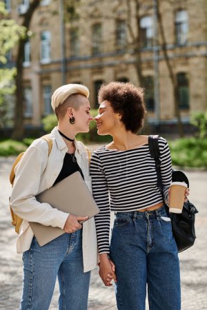 Foto de Dos jóvenes de diversos orígenes se encuentran en una ciudad vestida con jeans y camisetas, exudando un aura fresca y segura. - Imagen libre de derechos
