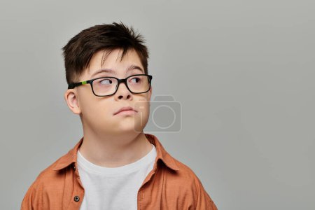 Téléchargez les photos : Un garçon trisomique portant des lunettes. - en image libre de droit