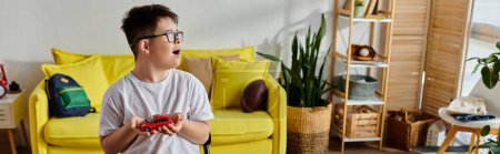 Téléchargez les photos : Adorable garçon avec trisomie 21 immergé dans un jeu avec jouet dans le salon confortable. - en image libre de droit