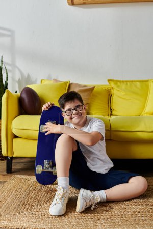 entzückender Junge mit Down-Syndrom hält Skateboard in der Nähe der gelben Couch.