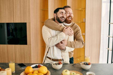Zwei Männer, ein glückliches homosexuelles Paar, umarmen sich liebevoll in ihrer modernen Küche und drücken ihre tiefe Verbundenheit und Freude miteinander aus..