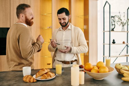 Téléchargez les photos : Deux hommes engagés dans une conversation amicale dans une cuisine moderne. - en image libre de droit