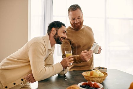 Foto de Dos hombres disfrutan del desayuno juntos en una cocina moderna, compartiendo un momento de amor y conexión. - Imagen libre de derechos