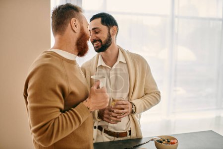 Foto de Dos hombres absortos en la conversación en una acogedora cocina, compartiendo el amor y la risa en un moderno apartamento. - Imagen libre de derechos