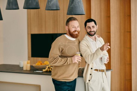 Foto de Dos hombres con barba riendo en una acogedora cocina, disfrutando de la compañía de los demás y creando recuerdos. - Imagen libre de derechos