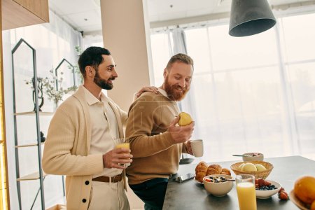 Ein glückliches homosexuelles Paar sitzt an einem Tisch in einer modernen Küche und teilt Frühstück und Gespräch in einem Moment der Liebe und Zweisamkeit.