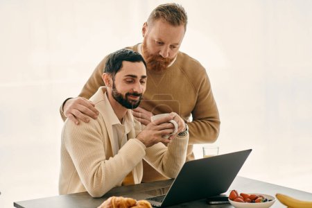 Zwei Männer genießen einen Moment der Zweisamkeit, arbeiten an einem Laptop an einem Tisch in einem gemütlichen Rahmen.