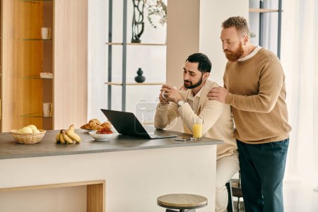 Zwei glückliche schwule Männer in einer modernen Küche, vertieft in einen Laptop-Bildschirm, möglicherweise kochen oder ein gemeinsames Essen planen.