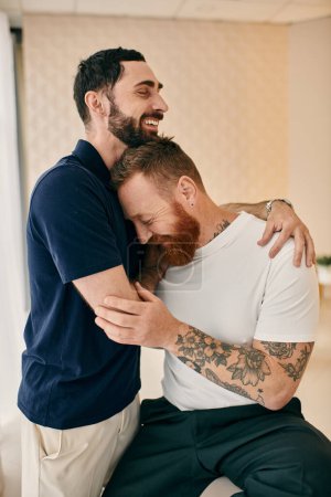 Zwei Männer in einem gemütlichen Raum, die sich eine herzliche Umarmung teilen und in einem freudigen Moment Liebe und Verbundenheit ausdrücken.