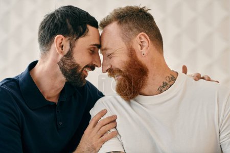 Zwei Männer mit Bärten umarmen einander in einer warmen Zurschaustellung der Zuneigung und demonstrieren Liebe und Einheit innerhalb der LGBT-Gemeinschaft.