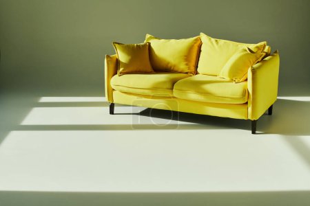 Foto de Un vibrante sofá amarillo contrasta con un suelo blanco limpio, creando un espacio luminoso y acogedor. - Imagen libre de derechos