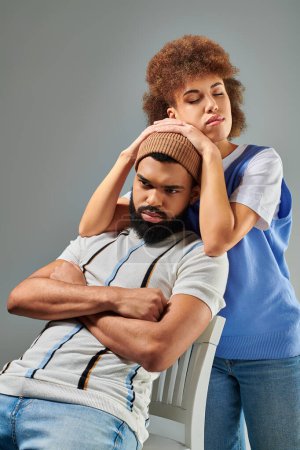 Téléchargez les photos : Un homme et une femme afro-américains dans des vêtements élégants assis, mettant en valeur la beauté de l'amitié entre les sexes. - en image libre de droit