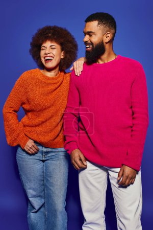 Foto de Un joven hombre y una mujer afroamericanos se paran uno al lado del otro con vibrante atuendo casual, mostrando el vínculo de amistad. - Imagen libre de derechos