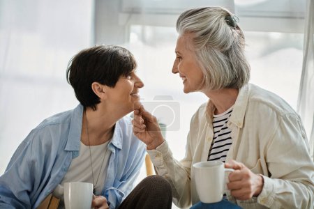 Deux femmes âgées engagées dans une conversation profonde alors qu'elles étaient assises sur un canapé.