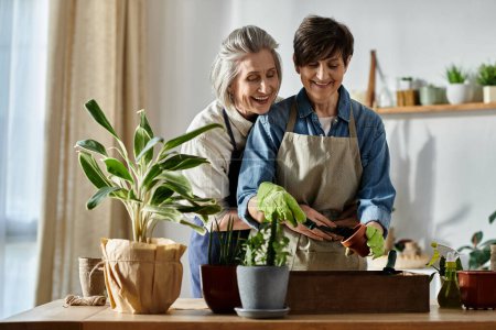 Dos mujeres en delantales cuidando plantas en casa.