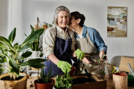 Zwei ältere Frauen genießen gemeinsame Gartenarbeit zu Hause.