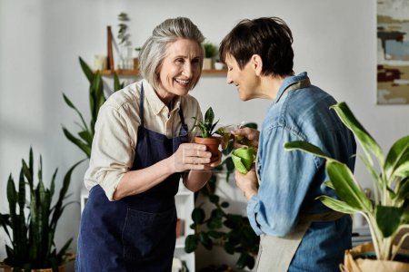 Zwei Frauen in Schürzen diskutieren über Pflanzen.