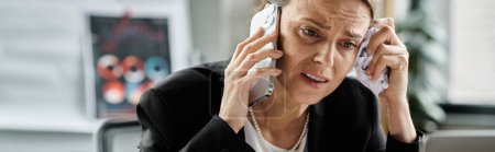 Téléchargez les photos : Woman in office, talking on phone at desk. - en image libre de droit