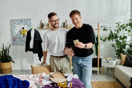 Zwei Männer, ein schwules Paar, stehen in einem Designeratelier zusammen und diskutieren über trendige Kleidung.