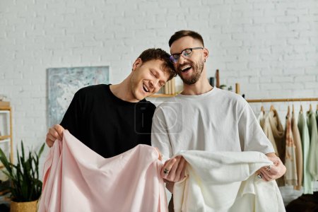 Téléchargez les photos : Deux hommes, tous deux créateurs de mode, debout ensemble dans un atelier élégant. - en image libre de droit
