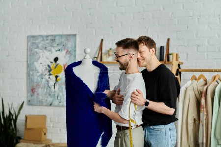 Zwei Männer stehen neben einer Schaufensterpuppe und arbeiten in einer Designer-Werkstatt an trendiger Kleidung.