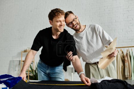 Foto de Dos hombres en un taller de diseño, uno al lado del otro en perfecta armonía. - Imagen libre de derechos