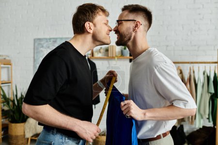 Téléchargez les photos : Deux hommes se tiennent côte à côte dans un atelier de designer. - en image libre de droit