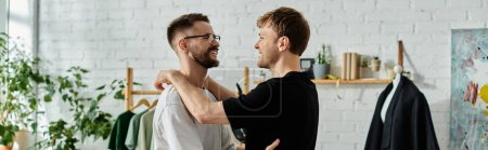 Foto de Dos hombres en un taller de diseño, confeccionando atuendos de moda con un toque de amor y creatividad. - Imagen libre de derechos