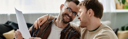Téléchargez les photos : Deux hommes, un couple gay, se tiennent côte à côte dans un atelier de designers, collaborant sur des vêtements tendance. - en image libre de droit