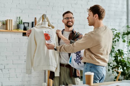 Dos diseñadores examinan la camisa en el maniquí en el taller con enfoque y dedicación.