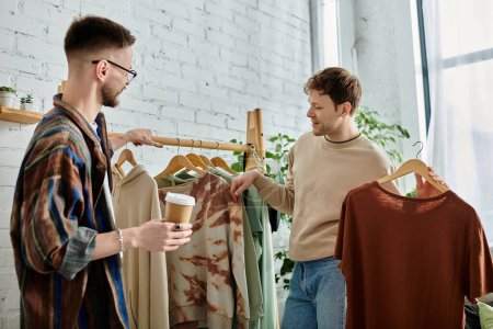 Deux hommes, un couple gay, engagés dans la création de vêtements tendance dans un atelier de designer.