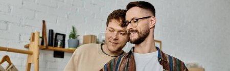 Foto de Un par de hombres, una pareja gay, se paran uno al lado del otro en un taller de diseño, colaborando en un atuendo que marca tendencias. - Imagen libre de derechos