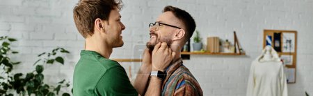 Foto de Un hombre afeita cuidadosamente la cara de otro hombre en un taller de diseño. - Imagen libre de derechos