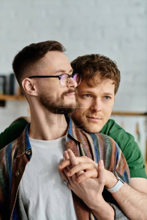 Zwei Männer, ein schwules Paar, arbeiten in einem Designeratelier zusammen, um trendige, einzigartige Kleidung zu entwerfen.