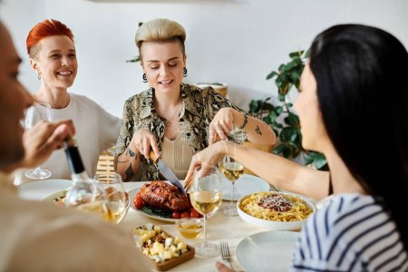 Téléchargez les photos : Groupe diversifié profitant d'un repas ensemble à la maison. - en image libre de droit