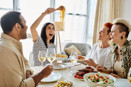 Ein liebevolles lesbisches Paar teilt das Abendessen mit Freunden in einem gemütlichen Rahmen.