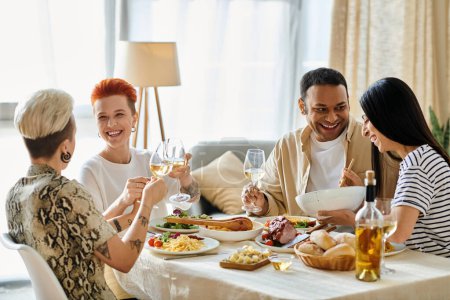 Un grupo de personas, incluyendo una pareja lesbiana cariñosa, disfrutando de una comida juntos en la mesa.