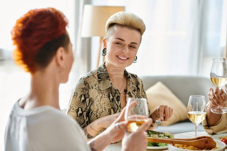 Téléchargez les photos : Groupe diversifié de femmes appréciant le vin et la conversation autour d'une table. - en image libre de droit