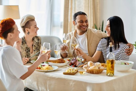 Foto de Diverso grupo disfrutando del vino en la acogedora mesa de cena. - Imagen libre de derechos