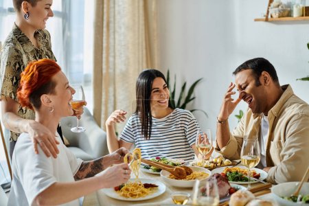 Foto de Un grupo diverso disfruta de la cena en casa, incluyendo una pareja lesbiana cariñosa. - Imagen libre de derechos