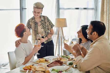 Téléchargez les photos : Groupe diversifié dégustant un repas ensemble à la table à manger. - en image libre de droit