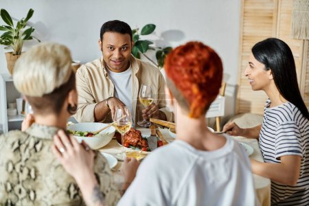 Foto de Amigos multiculturales y una pareja lesbiana disfrutando de la cena juntos en casa. - Imagen libre de derechos