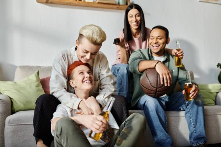 Eine bunte Gruppe von Freunden, darunter ein liebenswertes lesbisches Paar, sitzt zusammen auf einer gemütlichen Couch.